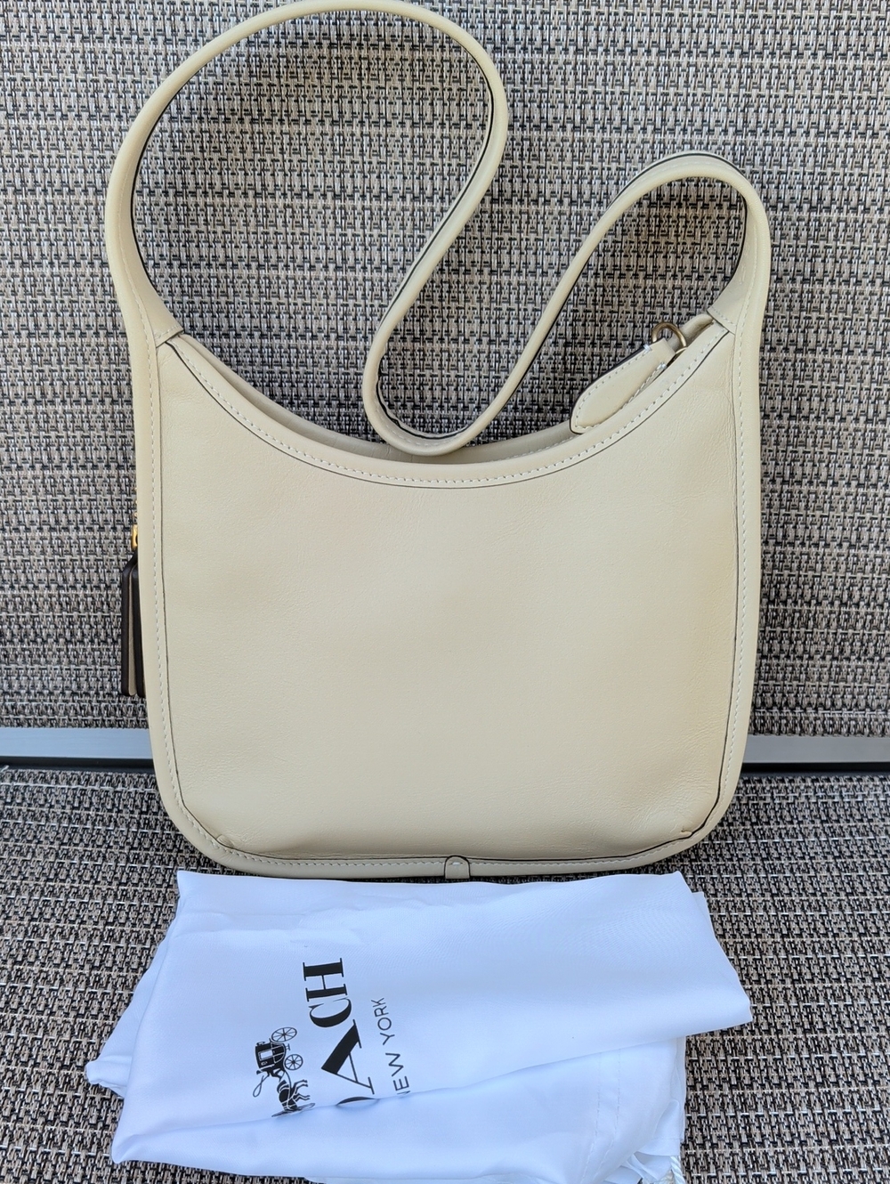 Coach Curve Zip Bag Chalk (A2522-CAF11) EUC